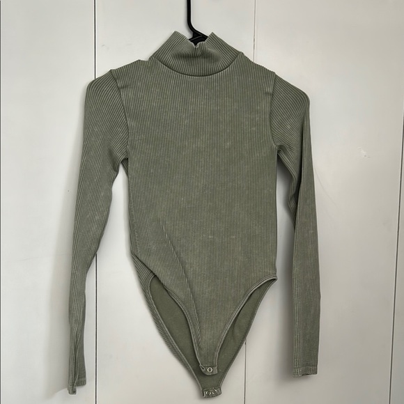 Stylish Olive Ribbed Bodysuit forever 21 long sleeve open back - Picture 1 of 7